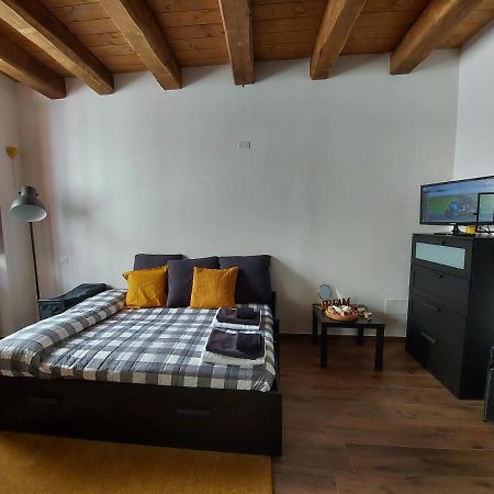 Ferienwohnung Il Caddi - Caratteristico Monolocale In Pieno Centro Storico LʼAquila Exterior foto