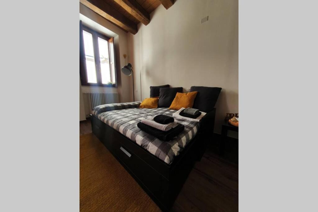 Ferienwohnung Il Caddi - Caratteristico Monolocale In Pieno Centro Storico LʼAquila Exterior foto