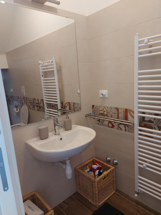 Ferienwohnung Il Caddi - Caratteristico Monolocale In Pieno Centro Storico LʼAquila Exterior foto